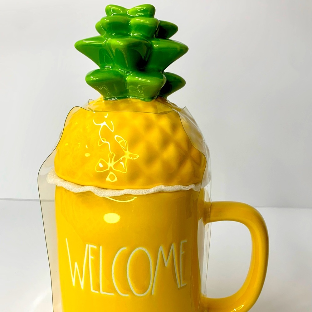 🍍NWT NIB Rae Dunn Welcome Pineapple Coffee Mug with Green Pineapple Topper